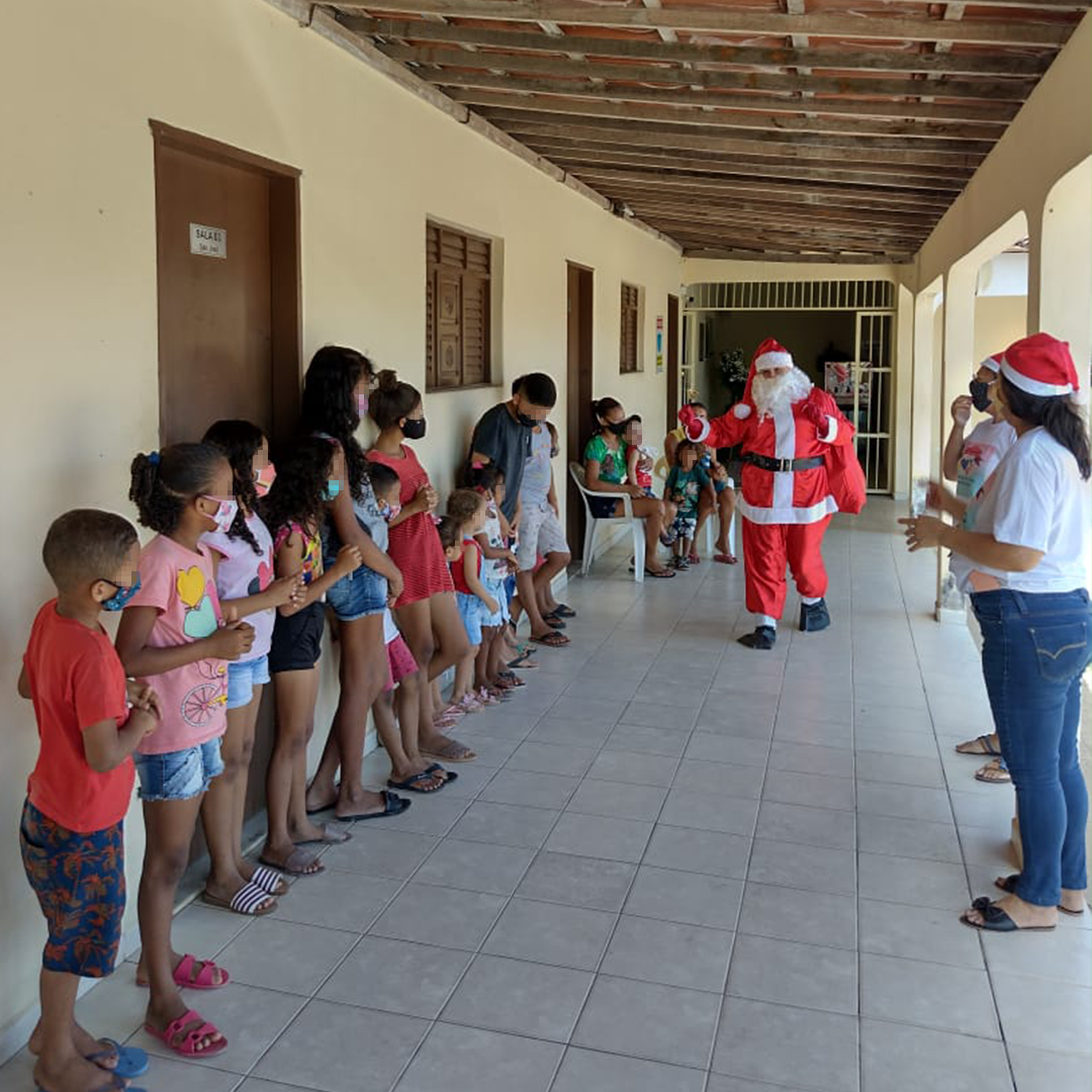 Crianças realizam sonho de Natal e recebem presentes de brinquedos